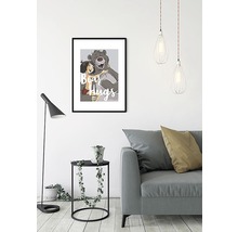 Salon décoratif avec une image encadrée de Mowgli et Baloo avec l''inscription câlins d''ours, un lampadaire, une table et un canapé.