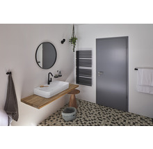 Badezimmer mit Waschtisch, Spiegel, Handtuchwärmer und Mosaikfliesen
