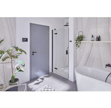 Badezimmer mit Dusche, Badewanne und Tür