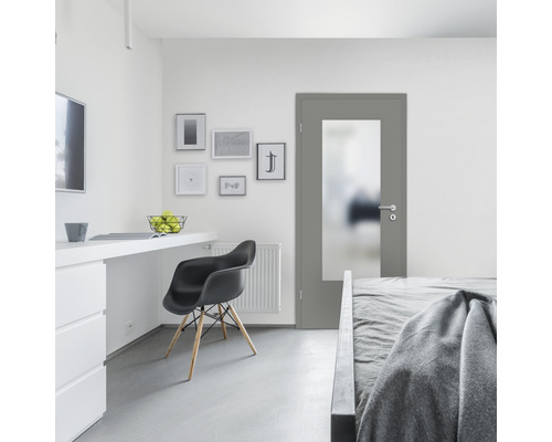Chambre moderne avec bureau et porte intérieure avec insert en verre