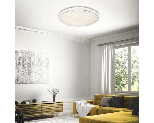 Runde Deckenleuchte mit Sternenmuster in einem Wohnzimmer