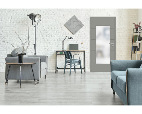 Salon avec porte à insert en verre, canapé, fauteuil et bureau