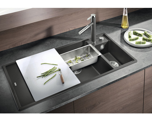 Évier avec robinet, planche à découper et égouttoir pour le travail en cuisine.