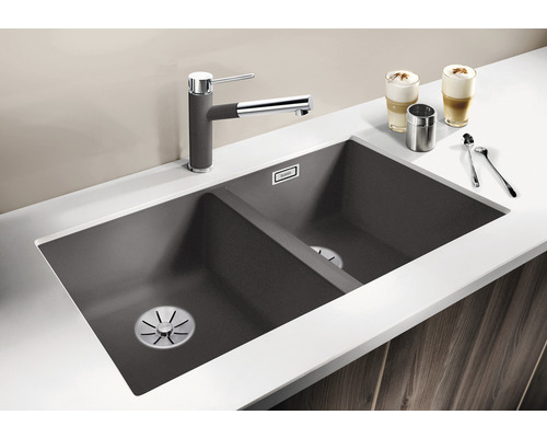 Double évier avec robinet sur un comptoir de cuisine