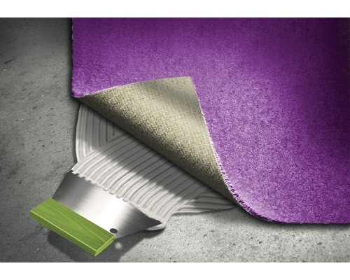 Application de colle pour moquette à la spatule sur un support pour la pose d''une moquette.