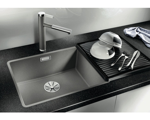 Spültisch mit Abtropffläche, Armatur und Geschirr