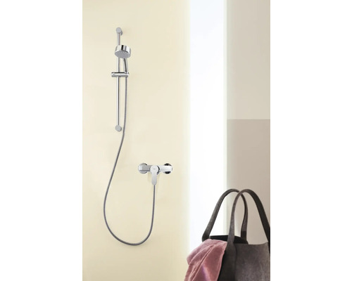 Duschgarnitur mit Brausestange und Armatur an der Wand