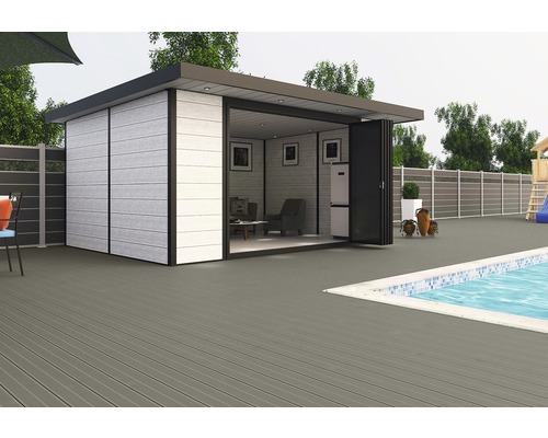 Pavillon de jardin avec système de portes pliantes ouvertes à côté d''une piscine