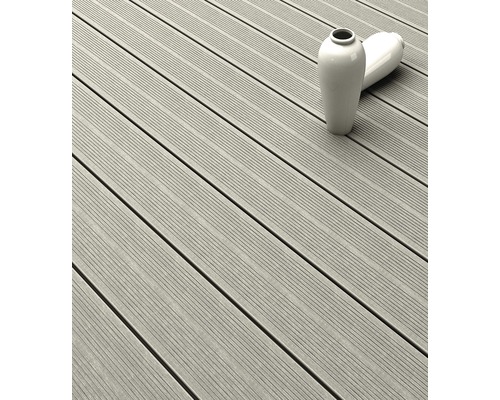 Lames de terrasse en bois avec deux vases