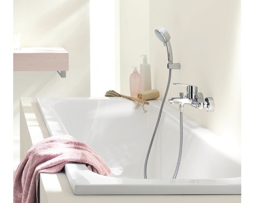 Badezimmer mit Badewanne, Handbrause und Armatur