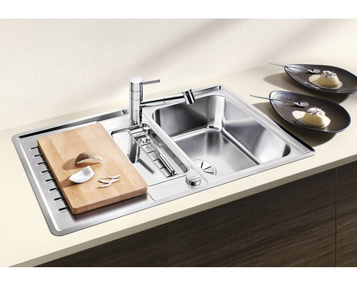 Spüle aus Edelstahl mit Schneidebrett und Armatur
