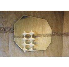 Achteckiger Spiegel mit Heizkörper im Badezimmer