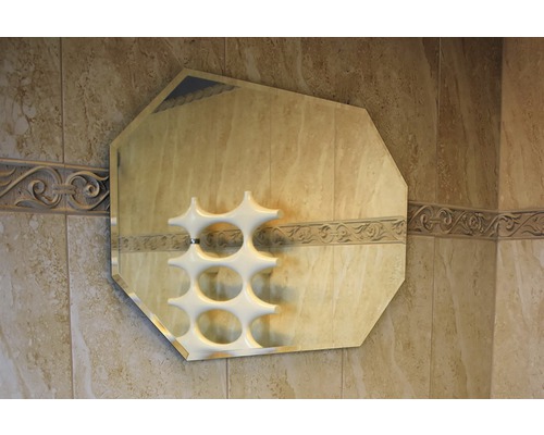 Achteckiger Spiegel mit Heizkörper im Badezimmer