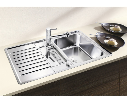 Spültisch aus Edelstahl mit Abtropffläche und Wasserhahn