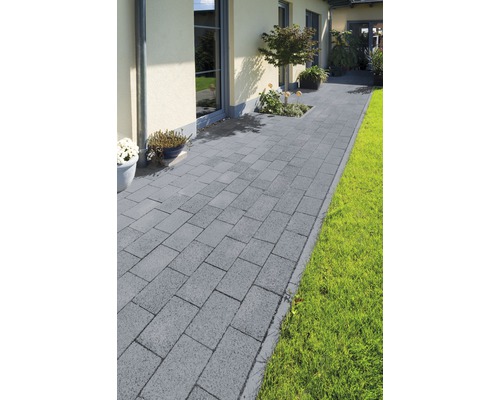 Gepflasterter Weg mit Betonpflastersteinen im Garten