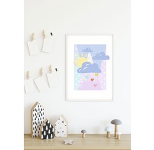 Chambre d''enfant décorative avec une image encadrée de soleil et de nuages, des maisons en bois et des figurines de champignons sur une étagère