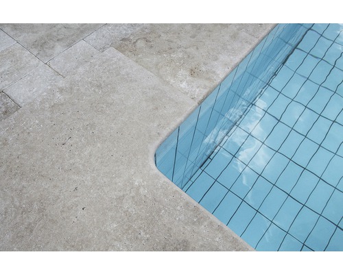 Vue détaillée d''une piscine avec bordure en travertin