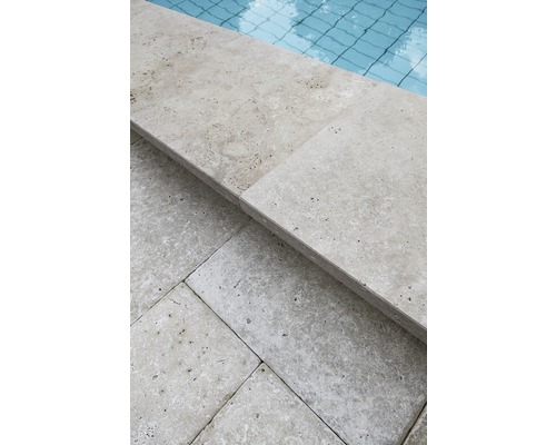 Gros plan de margelles de piscine en travertin