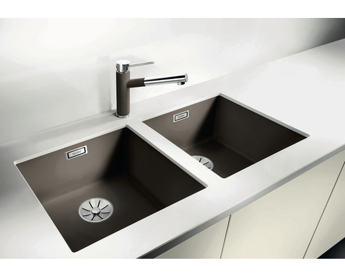 Doppelspüle aus Silgranit mit Armatur auf einer Küchentheke