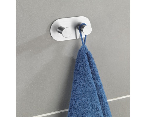 Doppelter Handtuchhalter aus Edelstahl mit blauem Handtuch