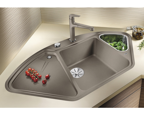 Eckspüle mit Armatur, Abtropffläche und Siebkorb