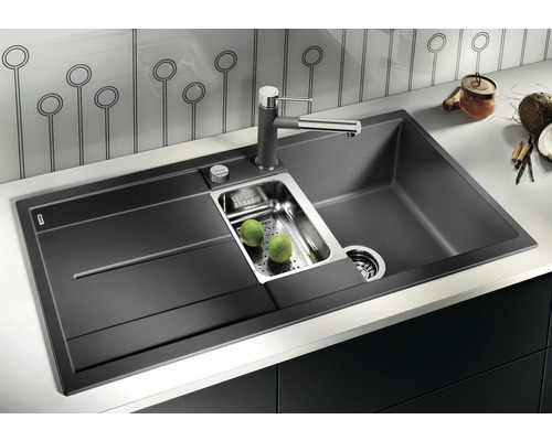 Évier avec égouttoir, cuve et robinetterie dans une cuisine moderne