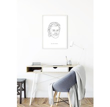 Scène d''ameublement avec bureau, chaise, lampe et reproduction d''art encadrée.