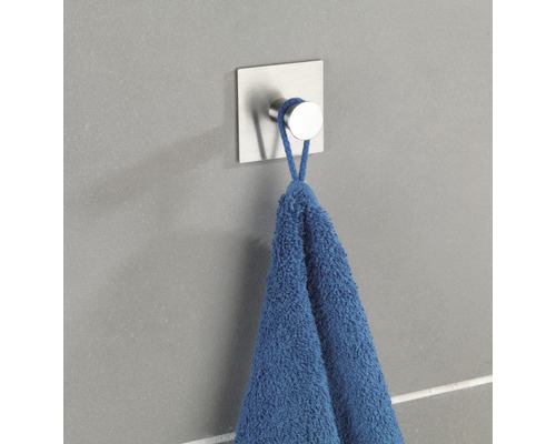 Quadratischer Bademantel-Haken mit blauem Handtuch