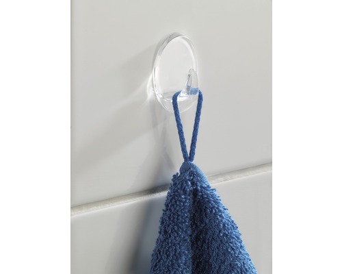 Crochet adhésif transparent avec serviette bleue sur carrelage