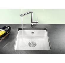 Spüle mit Wasserhahn auf einer Arbeitsplatte