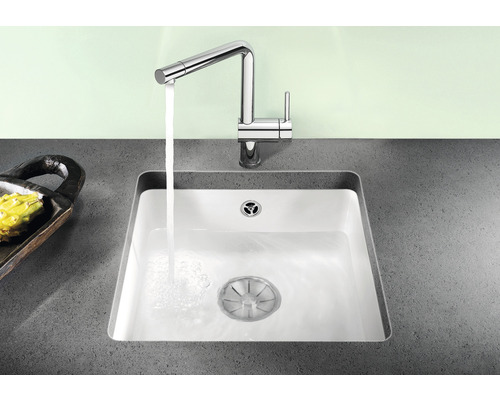 Spüle mit Wasserhahn auf einer Arbeitsplatte