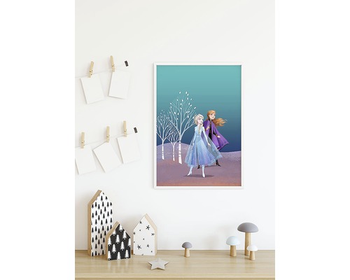 Affiche encadrée avec les personnages de la Reine des neiges Elsa et Anna dans une chambre d''enfant.