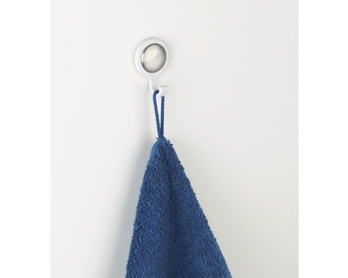 Handtuch an einem runden Haken zur Wandbefestigung