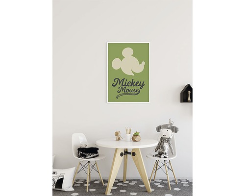 Chambre d''enfant avec table, chaises et un poster encadré de Mickey Mouse au mur
