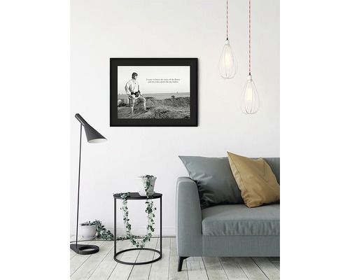 Salon avec canapé, lampe de table, suspensions et affiche Star Wars encadrée