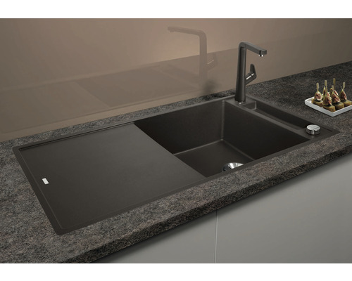 Évier avec égouttoir et robinet sur un plan de travail