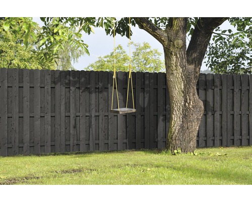 Holzzaun mit Schaukel an einem Baum