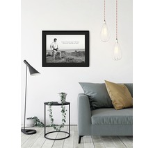 Salon avec canapé, table d''appoint, lampadaire, suspensions et poster Star Wars encadré