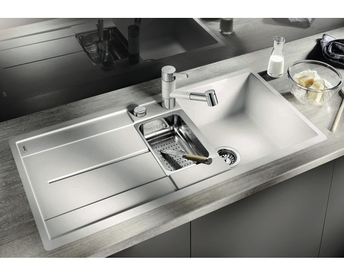 Évier avec égouttoir, robinetterie et accessoires dans une ambiance de cuisine