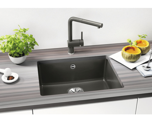 Spüle aus Verbundwerkstoff mit Wasserhahn auf einer Küchentheke