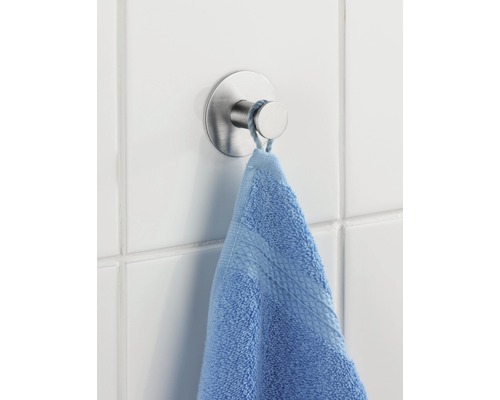 Handtuchhaken aus Metall mit blauem Handtuch an Badezimmerwand