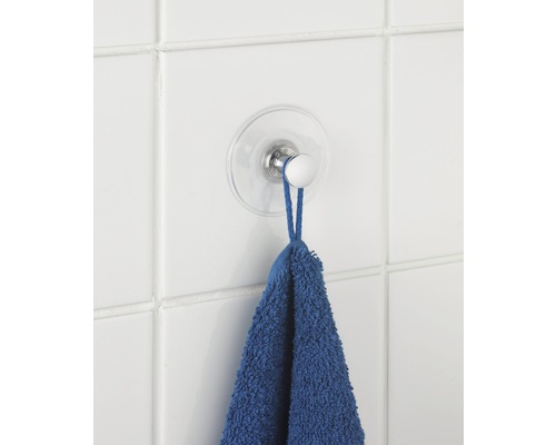 Serviette sur un crochet à ventouse sur un mur carrelé
