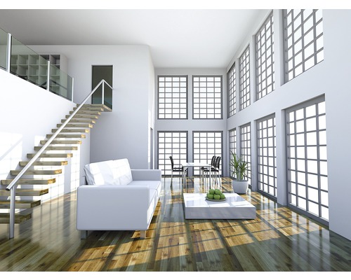 Salon lumineux avec escalier, canapé, table et grandes fenêtres.