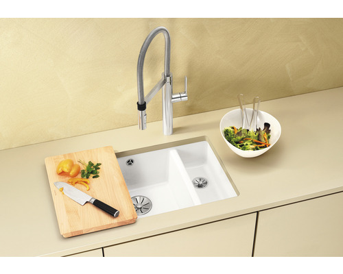 Évier avec robinet, planche à découper, couteau et saladier