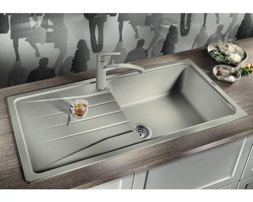 Küchenspüle mit Abtropffläche und Armatur auf einer Arbeitsplatte