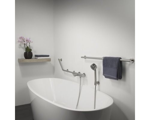 Badezimmer mit freistehender Badewanne, Haltegriff, Handtuchhalter und Ablage