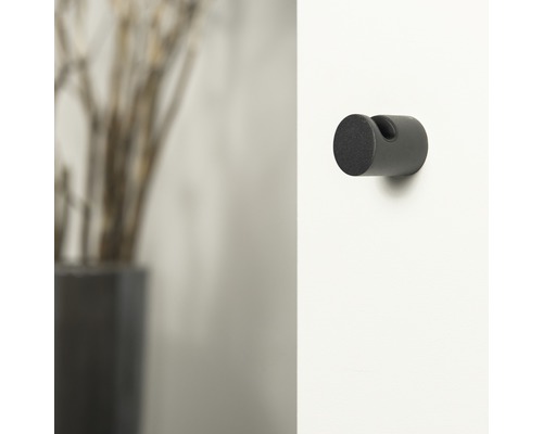 Patère noire fixée au mur