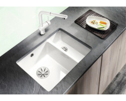 Évier de cuisine avec égouttoir et robinet sur un plan de travail