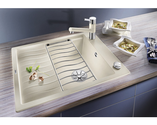 Spüle mit Abtropffläche, Abtropfgitter und Armatur auf einer Arbeitsplatte