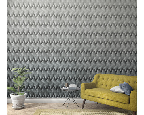 Wohnzimmer mit strukturierten Wandpaneelen, gelbem Sofa und Topfpflanze